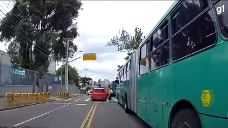 Motorista atropela criança cadeirante e foge sem prestar socorro em Curitiba; VÍDEO