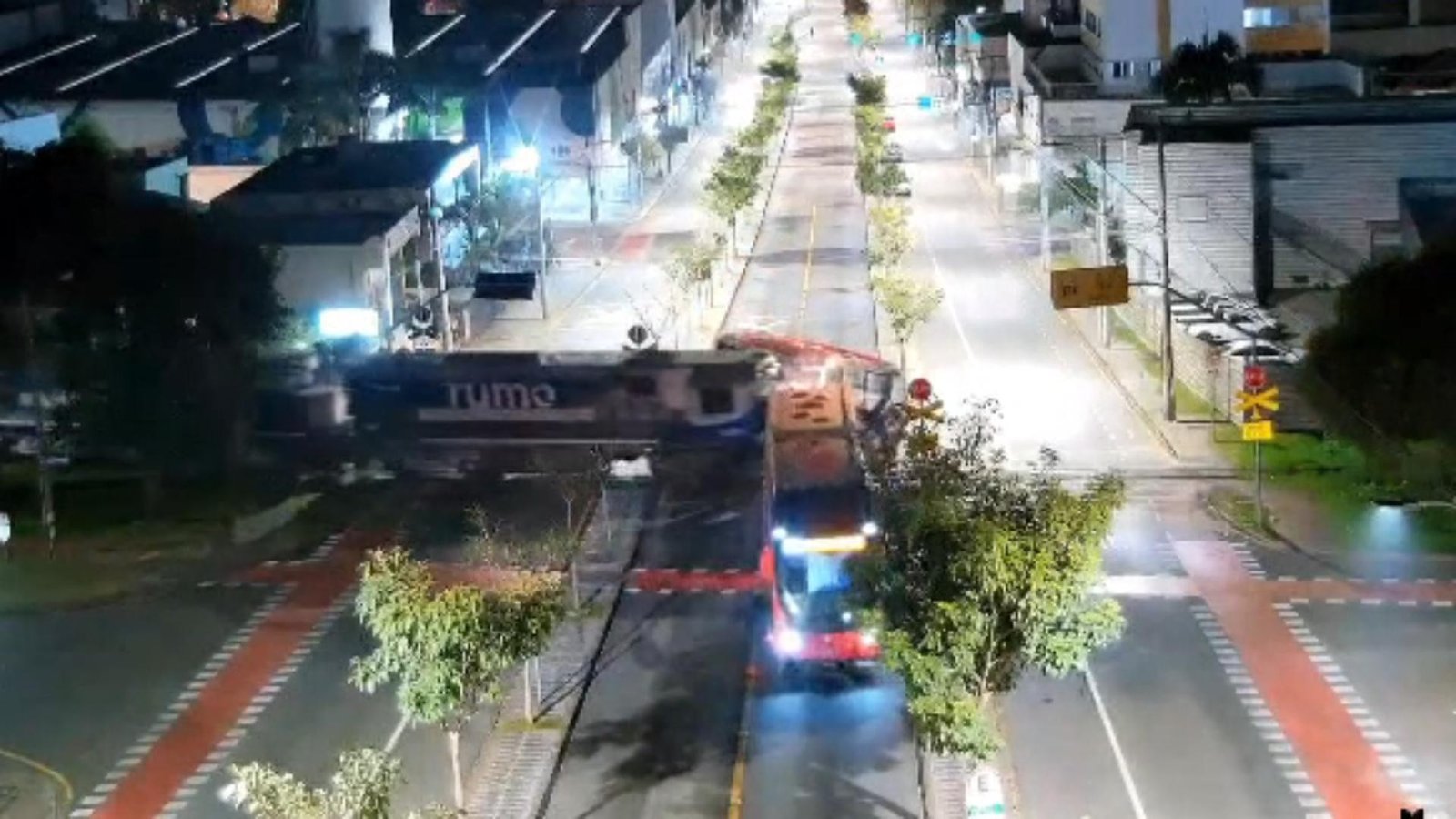 Novas imagens mostram biarticulado sendo partido ao meio por trem, em Curitiba