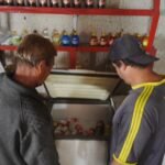 Comerciante gasta R$ 800 por mês em gelo para armazenar produtos em comunidade que não tem luz elétrica no litoral do Paraná