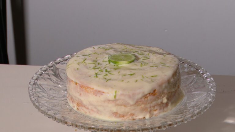 Aprenda receita de bolo de limão com cobertura