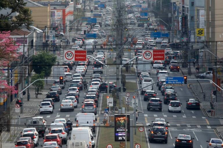 Paraná anuncia redução de 45% na alíquota do IPVA a partir de 2026; veja simulação por valor de veículo