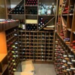 Polícia apreende garrafas de vinho falsificadas em restaurantes de luxo em Curitiba
