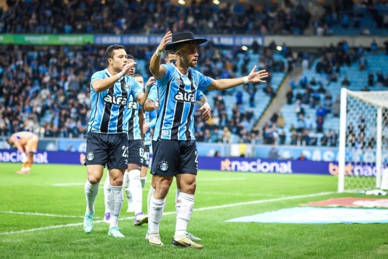 'Foi a maneira que encontrei para homenagear o povo daqui', diz jogador do Grêmio que usou chapéu gaúcho para celebrar gol