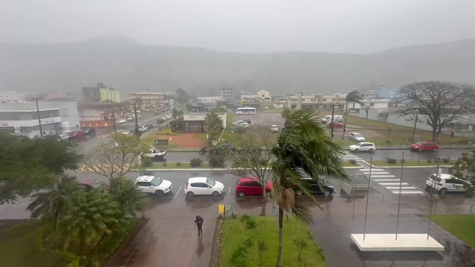 Ciclone extratropical no RS: vento chega aos 105 km/h em Porto Alegre, diz Defesa Civil municipal