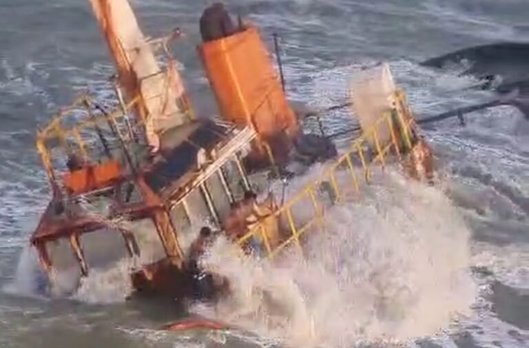 VÍDEO: adolescentes são resgatados de embarcação encalhada no mar na Praia da Caueira