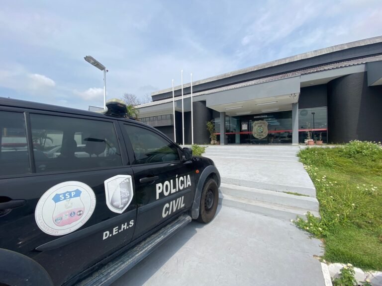 Corpo de homem é encontrado em terreno ao lado de bilhete deixado por criminosos em Manaus