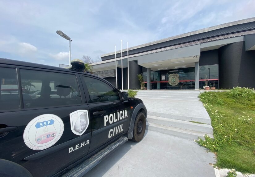 Corpo de homem é encontrado em terreno ao lado de bilhete deixado por criminosos em Manaus