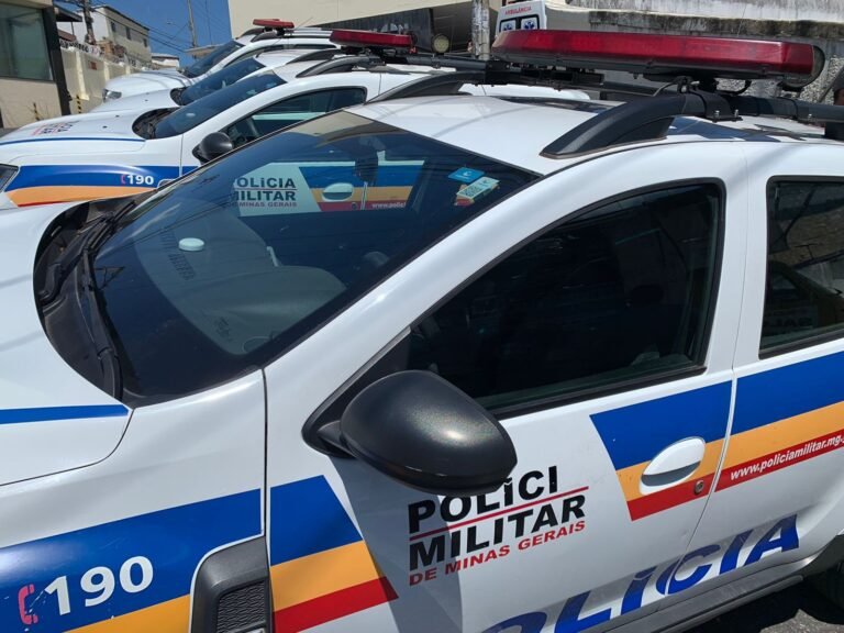 Mulher é esfaqueada várias vezes pelo ex dentro do carro em MG