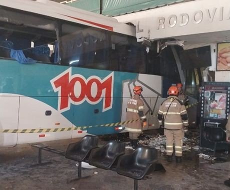 Ônibus invade padaria em rodoviária de Nova Friburgo e caixa e cliente escapam segundos antes; VÍDEO