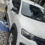 Veículo da Prefeitura de Petrópolis é flagrado em vaga destinada a PCD sem identificação