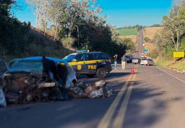 Pai e filho morrem em acidente entre três veículos em rodovia do Paraná