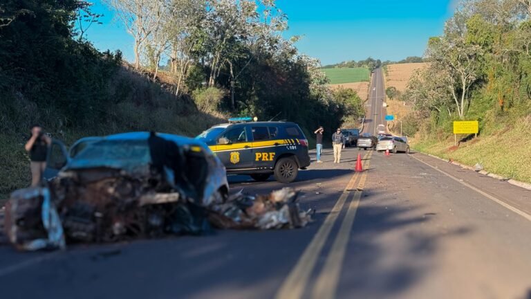 Pai e filho morrem em acidente entre três veículos em rodovia do Paraná