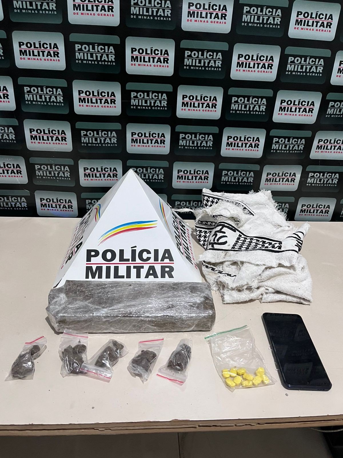Taxista clandestino é preso com drogas na BR-135