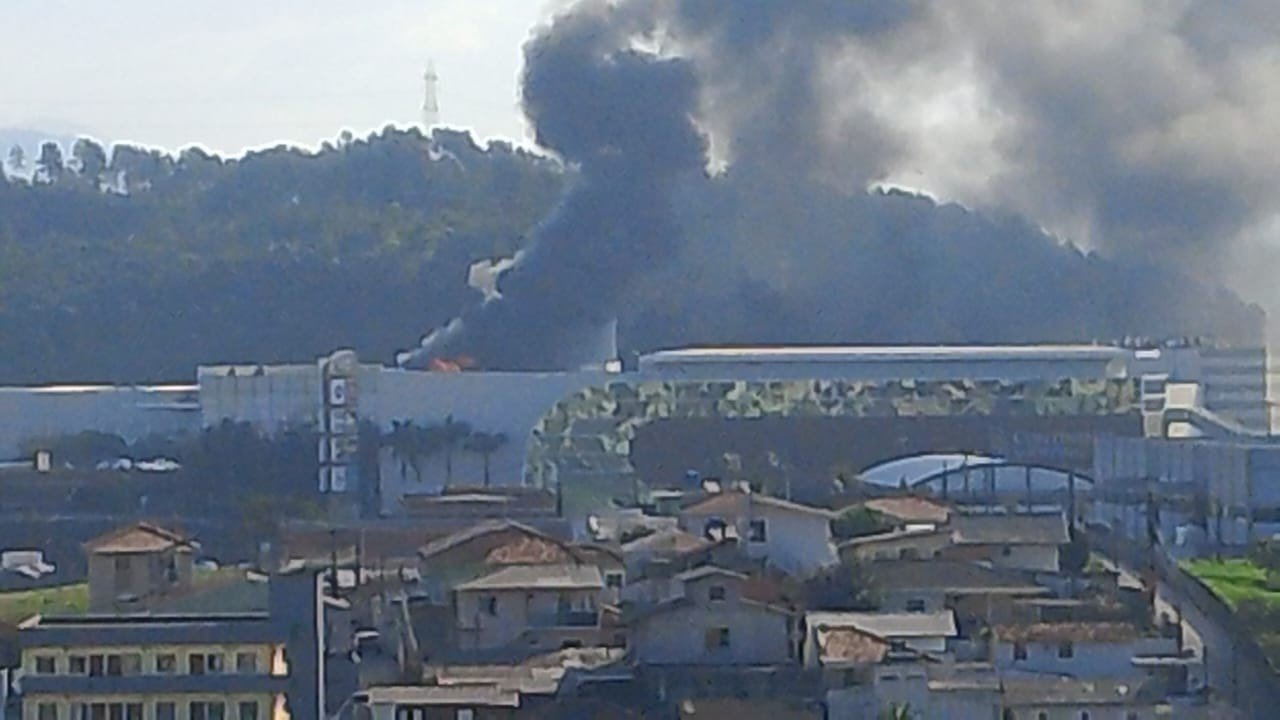 Incêndio atinge shopping na Grande Florianópolis; VÍDEO