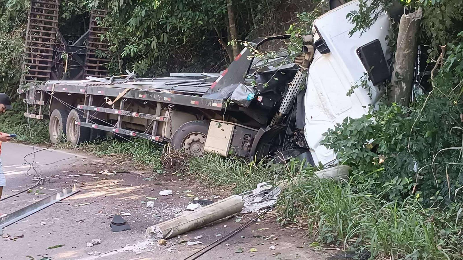 Motorista morre em acidente com carreta na serra de Triunfo, em Santa Maria Madalena