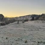 Frio de -4,5ºC em SC congela vidro de carro e 'caçador de frio' chega a surfar na geada; VÍDEO
