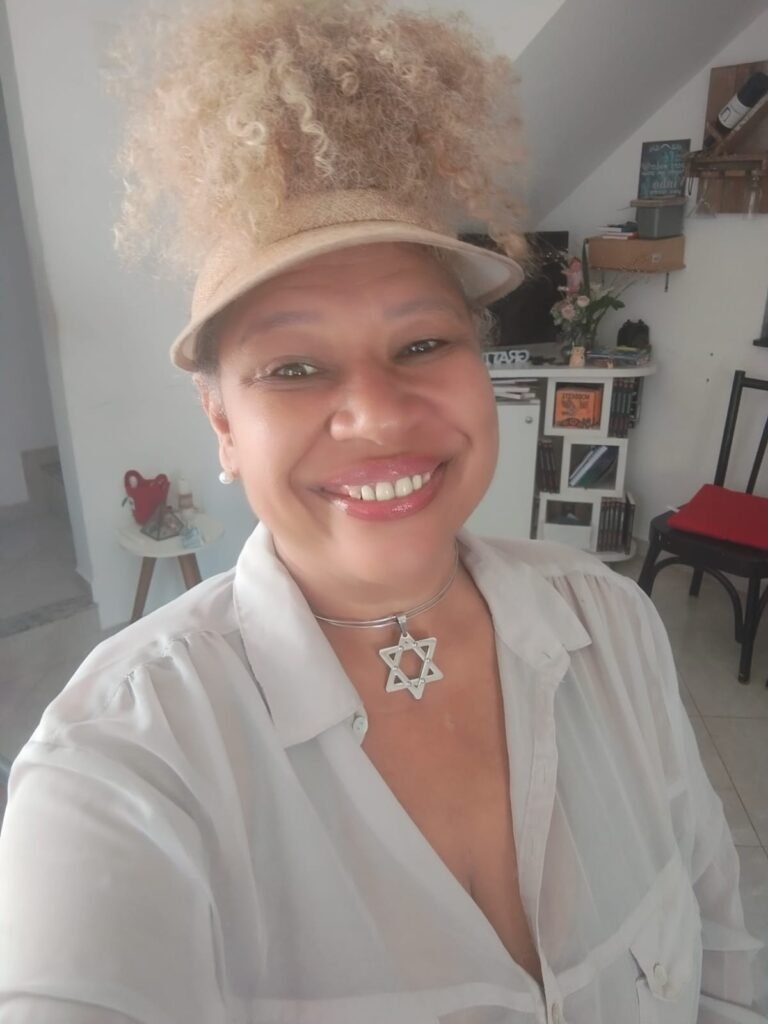 Professora de Rio das Ostras celebra conquista ao lançar livro infantil na Bienal do Livro Rio