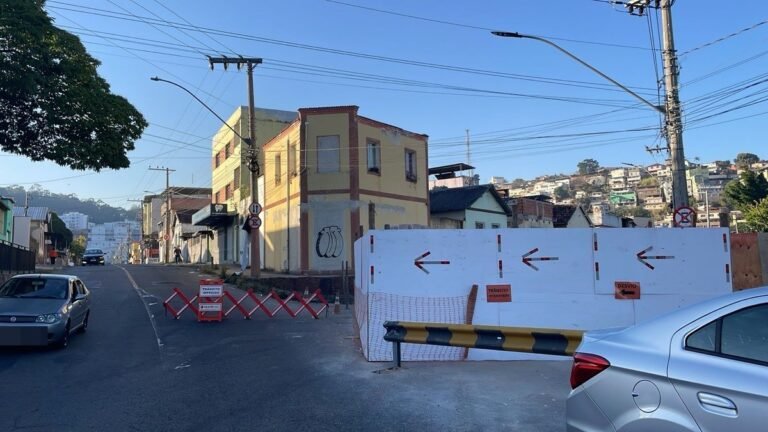 Obra da Cesama interdita ruas e altera linhas de ônibus no Bairro Nossa Senhora de Lourdes, em Juiz de Fora