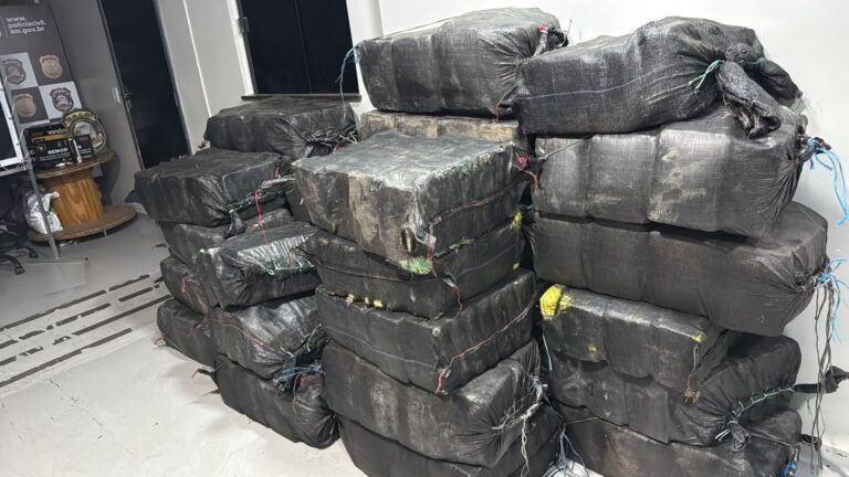 Três colombianos e um peruano são presos com 1,5 tonelada de drogas no Rio Solimões