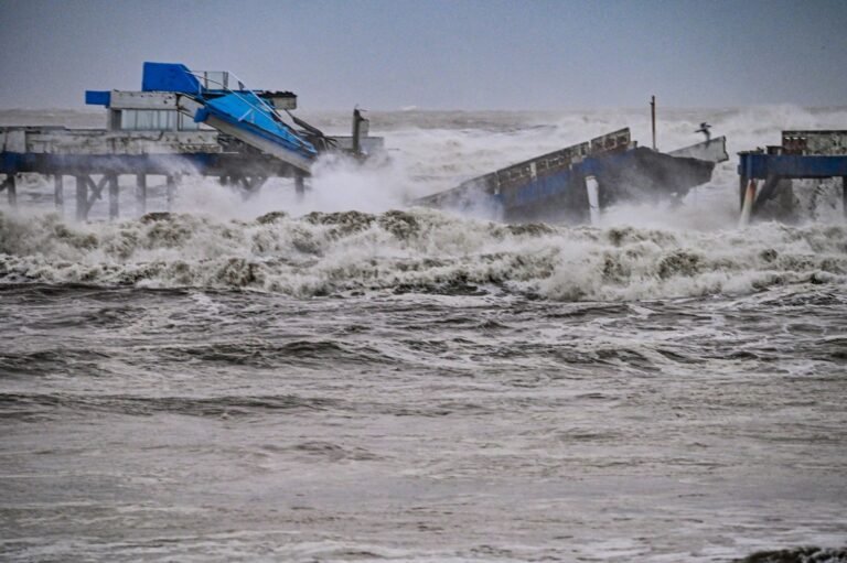 Píer desaba, casas são destelhadas e quase 300 mil ficam sem luz: veja estragos causados por ciclone extratropical no RS