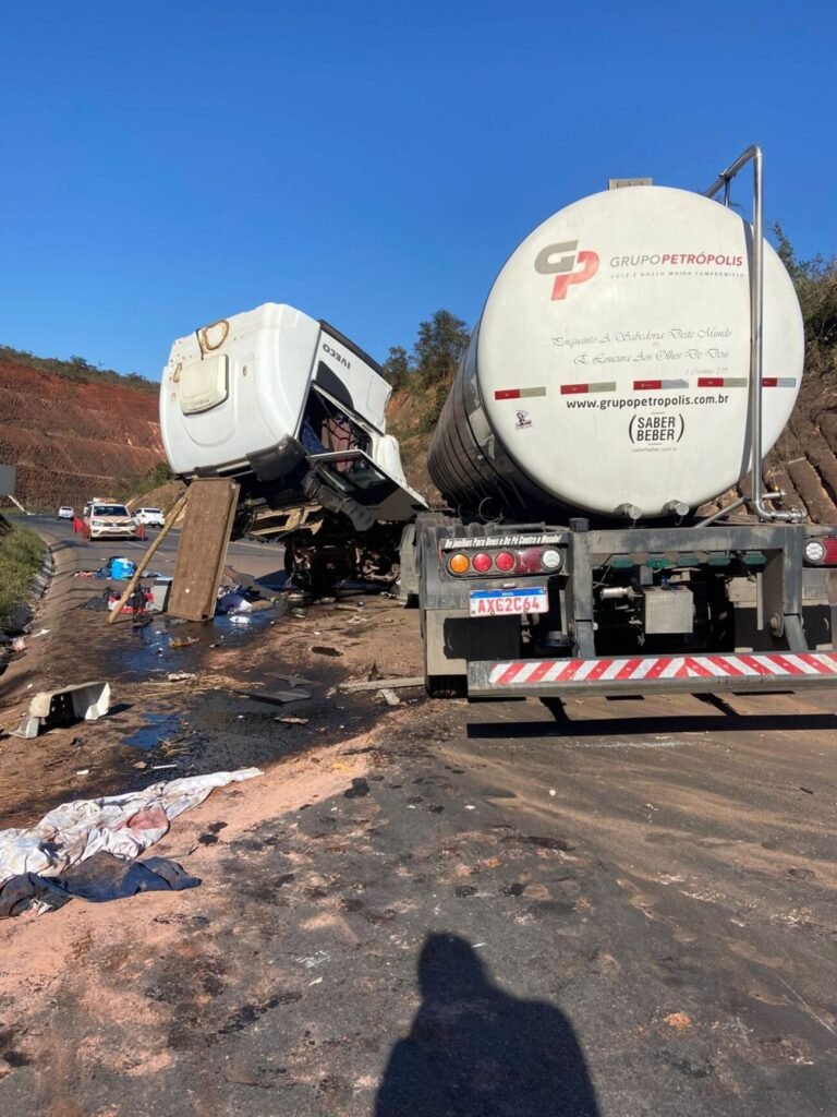 Mulher e menino são ejetados de carreta em acidente na BR-251