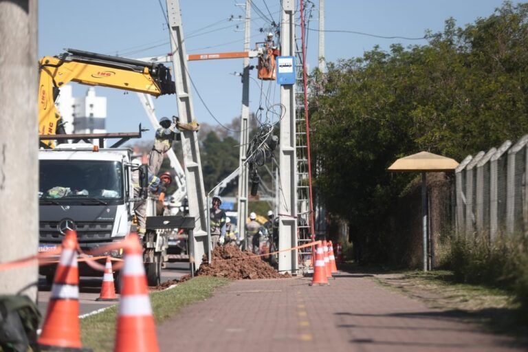 Postes da CEEE Equatorial instalados no meio de ciclovia começam a ser retirados em Porto Alegre