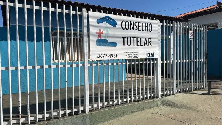 Crianças são encontradas sozinhas em casa após gritarem por socorro e mãe diz que 'estava dando lição na filha'
