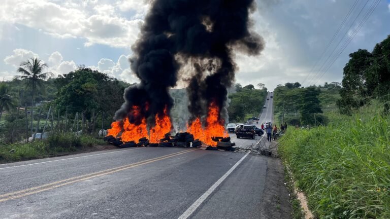 Moradores fecham PB-057 e exigem melhorias na rodovia que liga Mamanguape a Guarabira