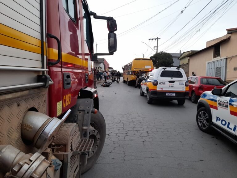 Motociclista bate de frente com micro-ônibus e morre em Arcos