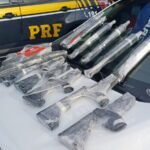PRF intercepta carro com 7 fuzis escondidos em compartimento secreto no RJ