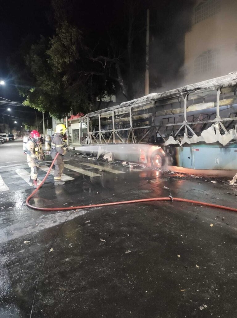 Ônibus que levava estudantes para universidade em Governador Valadares é danificado por incêndio