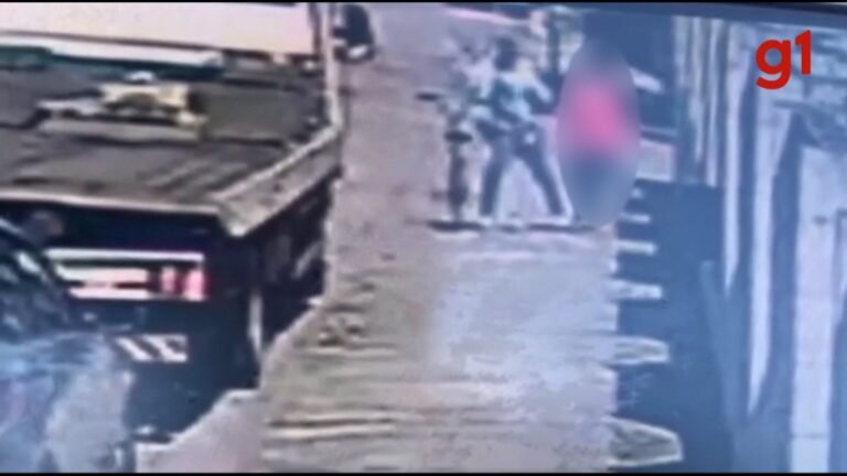 VÍDEO: Mulher é atacada por homem com golpes de tesoura em São José dos Campos, SP
