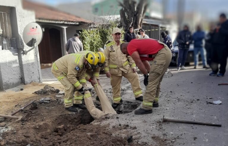 Bombeiros trabalham por quatro horas e meia para resgatar homem que ficou preso em bueiro em Curitiba