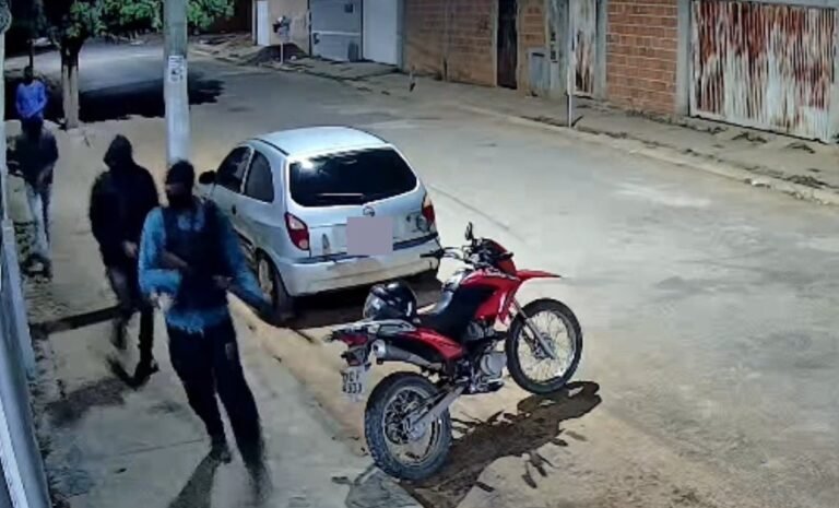 Câmeras flagram grupo armado chegando em comércio de Janaúba; veja vídeo