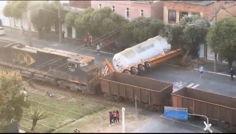 VÍDEO: Trem atinge carreta em Paraíba do Sul