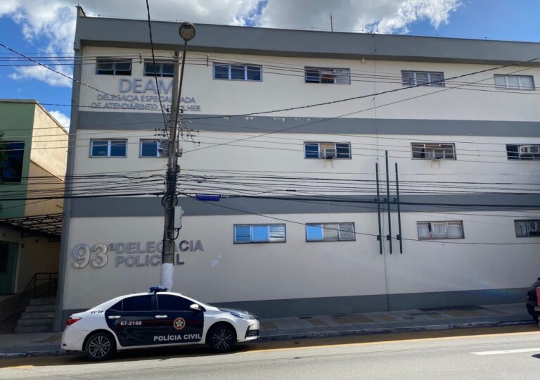 Homem invade empresa com carro e é preso por embriaguez ao volante em Volta Redonda