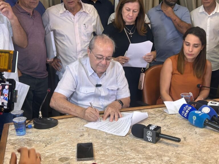 Mais de 100 garis fazem fila em Teresina para migração a nova empresa de limpeza