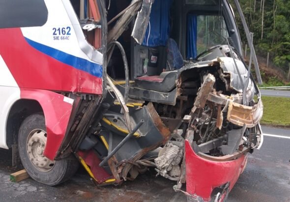 Acidente entre carreta e ônibus deixa feridos e provoca trânsito na BR-470, em SC