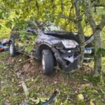 Motorista foge de guardas e só para ao colidir contra árvore em Balneário Camboriú