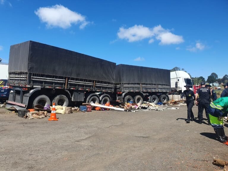 Vendedor morre atropelado após caminhão desgovernado passar por cima de barraca de frutas, no Paraná