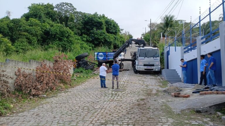 Motorista morre após trator capotar e cair sobre ele em Parnamirim