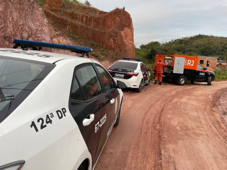 Cova rasa com corpo e ossada é descoberta pela polícia em Saquarema