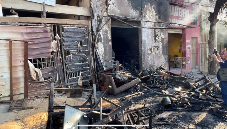 Incêndio destrói loja de estofados, fere trabalhador e causa prejuízo de R$ 20 mil em Governador Valadares