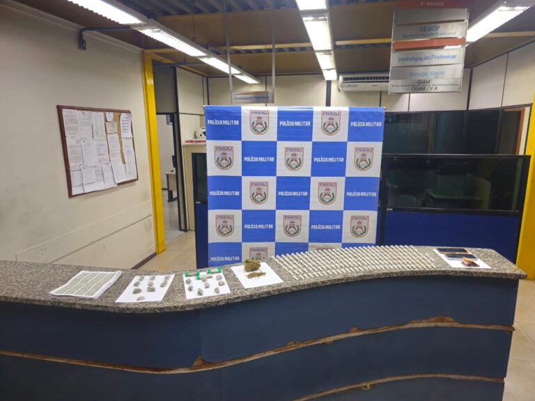 Jovem e mulher são detidas por suspeita de envolvimento com o tráfico de drogas em Barra Mansa