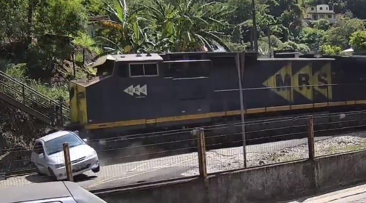 VÍDEO: Acidente entre carro e trem deixa uma pessoa ferida em Paulo de Frontin